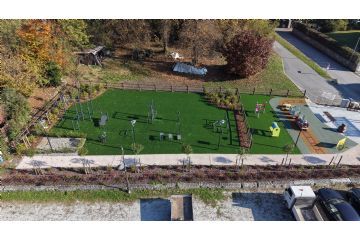 vista laterale dall'alto dell'area parco giochi e area fitness